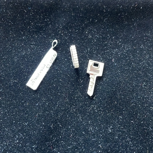 EERA Key White Gold Diamond Single Earring - Picture 16 of 17